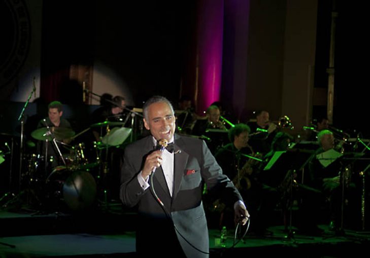 Alejandro Navarro: música y mercado en el Palacio Bursátil