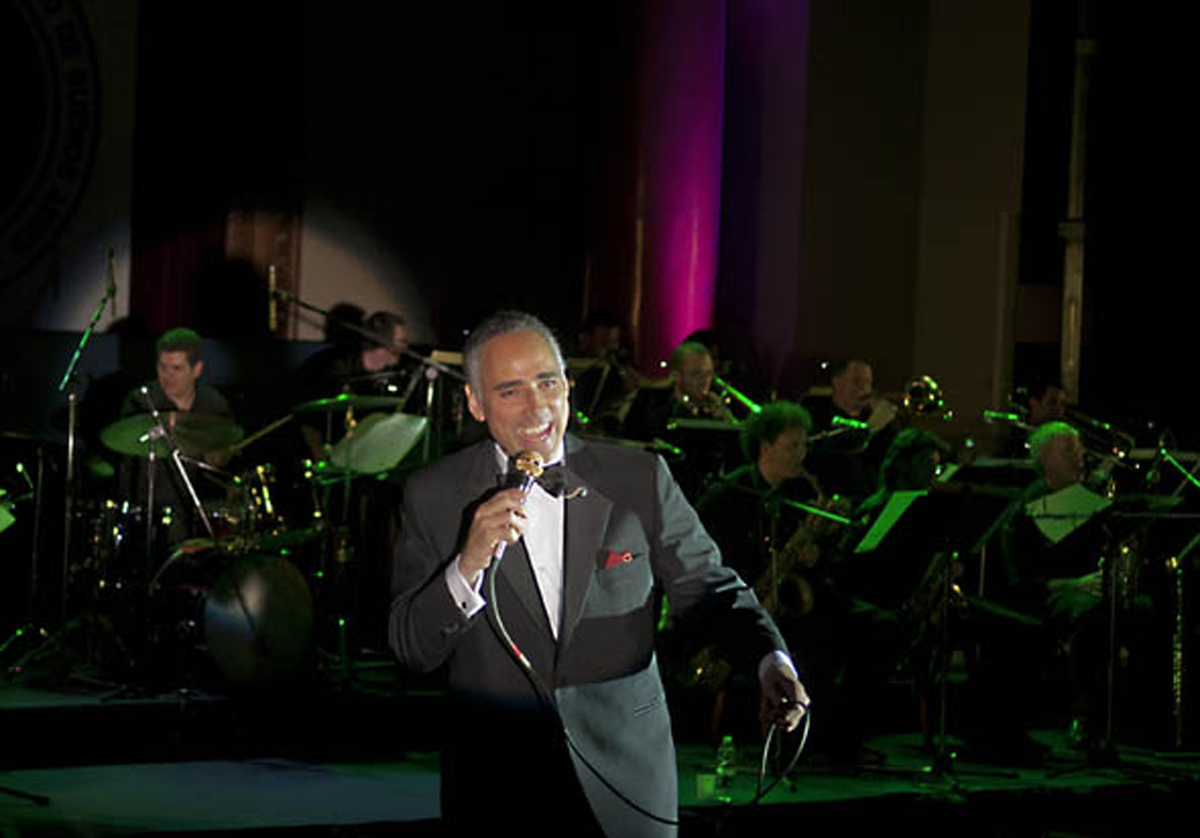 Alejandro Navarro: música y mercado en el Palacio Bursátil
