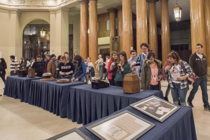 Objetos del patrimonio histórico de la Bolsa en exhibición para el público en general.