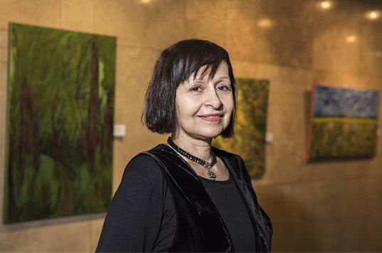 Cristina Núñez Villalba invita a recorrer bosques, caminos, campos y hasta laberintos.