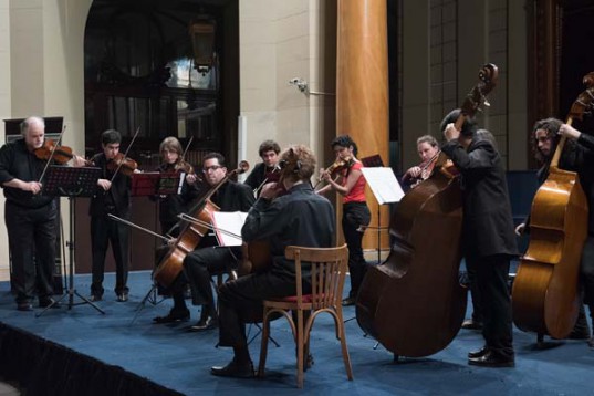 La Orquesta de Cámara Juvenil de Buenos Aires en su última actuación en la Bolsa de Comercio de Buenos Aires.