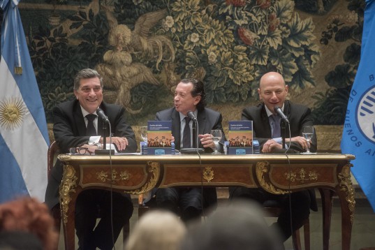 Alberto Schuster, Dante Sica y Sergio Berensztein, ayer durante la presentación del libro en la BCBA.