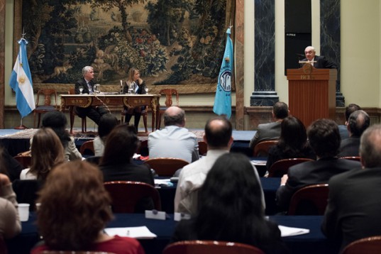 Al culminar el Programa de Desarrollo Profesional, el presidente de la BCBA, Adelmo Gabbi, dirigió unas palabras a los asistentes y agradeció la presencia de Jorge Alterini y Pablo Heredia.